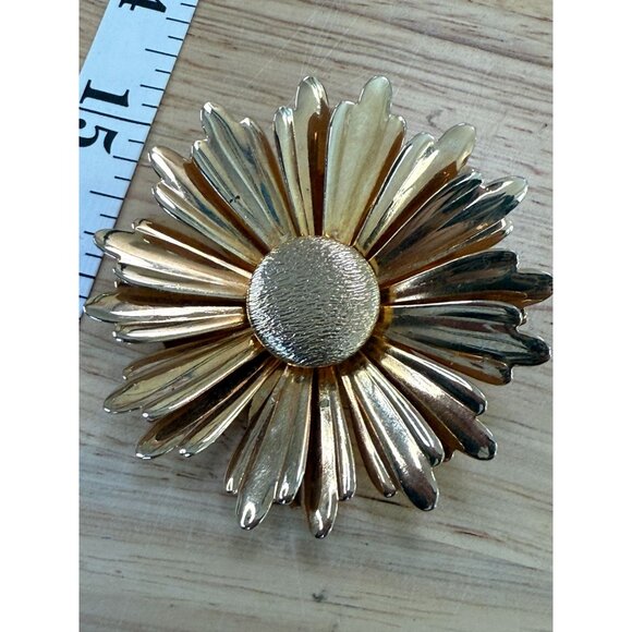 Gold-Tone Daisy Flower Brooch Pin Vintage-Style Signed Sarah Cov Costume Jewelry - Picture 6 of 6